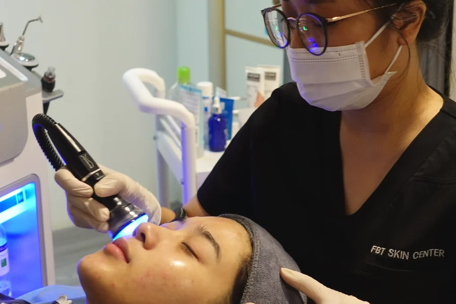 Chiếu ánh sáng sinh học hỗ trợ làm dịu và phục hồi da sau bước lấy nhân mụn