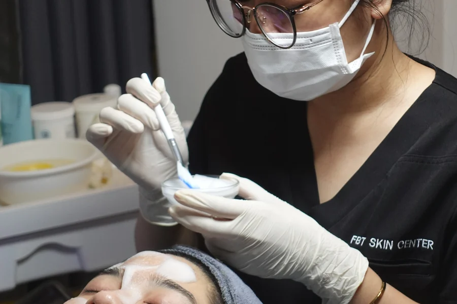 Đắp mặt nạ và chăm sóc phục hồi sau các bước làm sạch và lấy nhân mụn