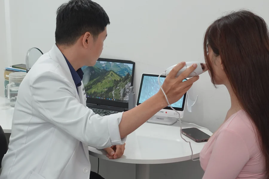 Bác sĩ soi da và tư vấn nền da trước khi xây dựng quy trình chăm sóc mụn
