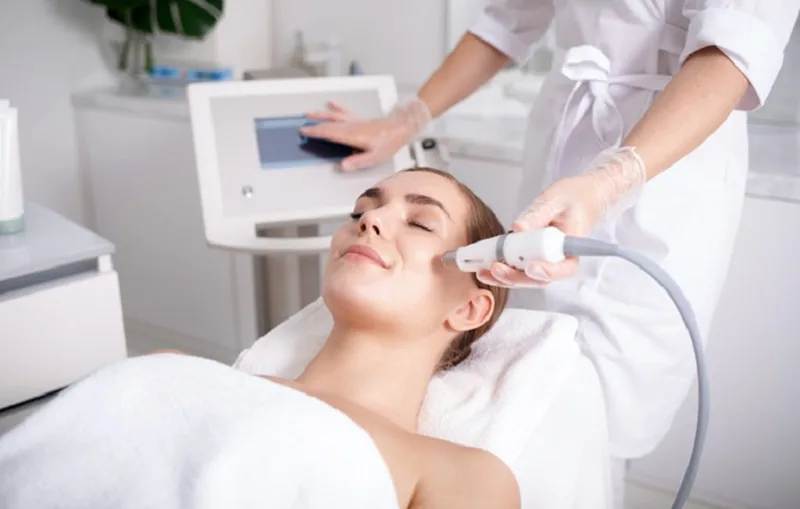 Thiết bị hỗ trợ chăm sóc da tại trung tâm