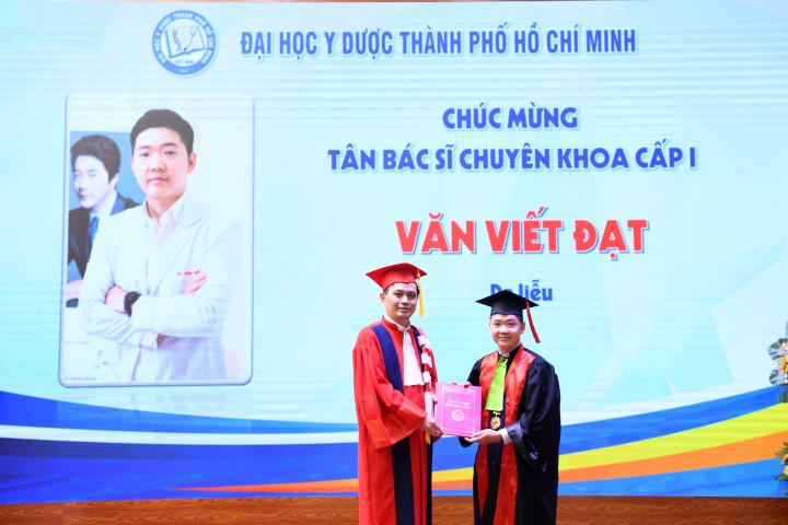 Bác sĩ CKI Văn Viết Đạt tại lễ tốt nghiệp Chuyên khoa Da liễu Đại học Y Dược TP.HCM năm 2021